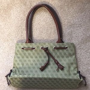 A hand bag